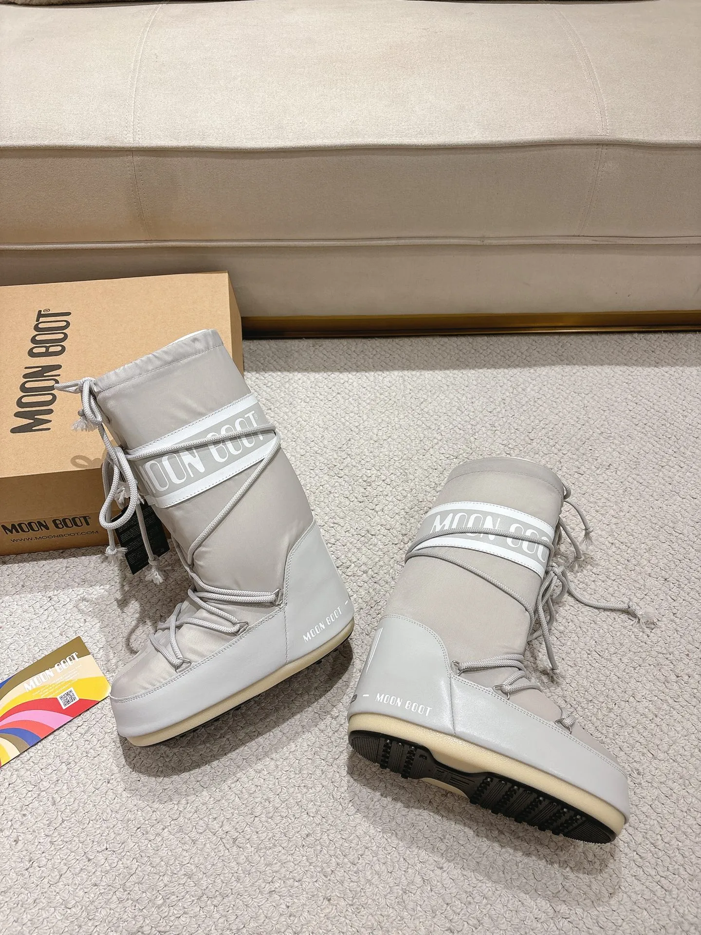 p700 long love style: ❤️ Moon Boot2025 vs autumn and winter popular snow boots series... [Ugly Moon Snow Boots] Forget UGG, fashionable people are wearing Moon Boot snow boots. If you find it difficult to accept the revival of UGG, then there is now a more alternative snow boot that is back, with an inner diameter of 4 cm. That is the Moon Boot. It was already very popular in the millennium. Back then, Paris Hilton and Victoria Beckham Celebrities often wear it, and now the Y2K trend is popular again. The same style is worn by young people in QQ shows, and the ugly snow boots that are shown in thousands of people have become popular again, regardless of men and women. They look slim but warm and easy to wear... ❶Fabric: Original custom/cowhide/woven wool/high mercerized waterproof cloth ❷Inner: original 100% silk cotton liner ❸foot: original 100% silk cotton liner ❹ Outsole: Original molded two-color non-slip outsole ❺ Sole thickness: 4cm (including **) ❻ Code number: 35/38; 39/41; ❼ Packaging: Original full set of packaging ☀ Color: Official website updated simultaneously